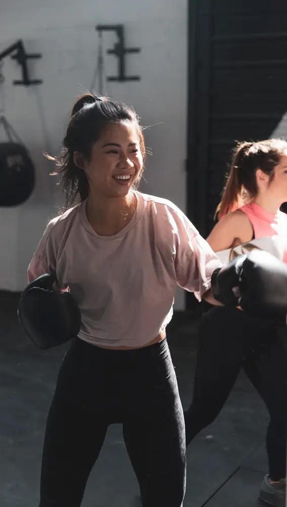 En la imagen, dos chicas practican boxeo.
