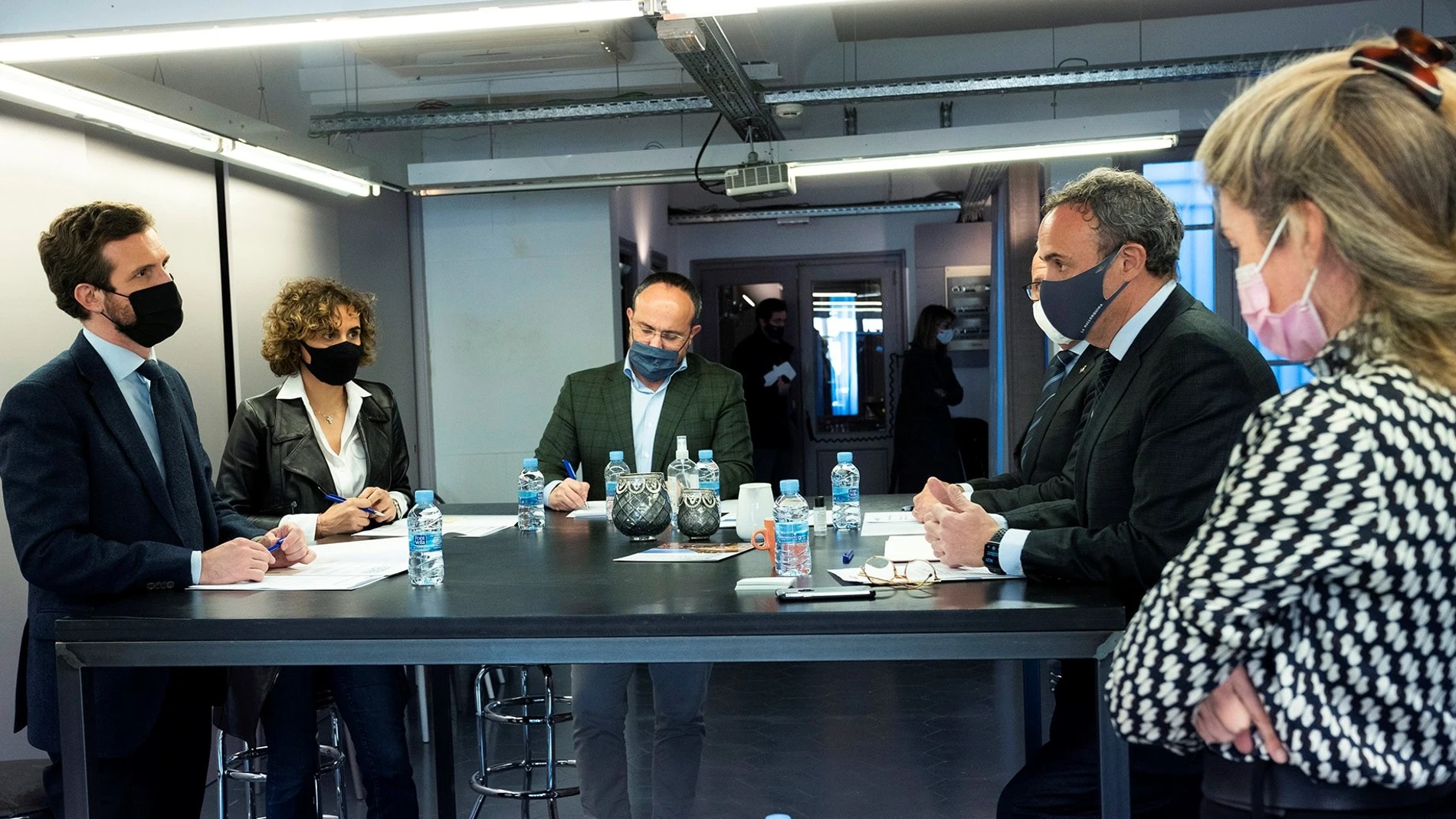 GRAF2786. BARCELONA, 28/12/2020.- El presidente del PP, Pablo Casado (i), junto con la eurodiputada Dolors Montserrat (2i) y el presidente del PPC, Alejandro Fernández (c) durante su encuentro con empresarios y comerciantes de Barcelona Oberta este lunes en Barcelona. EFE/Partido Popular / David Mudarra SOLO USO EDITORIAL/SOLO DISPONIBLE PARA ILUSTRAR LA NOTICIA QUE ACOMPAÑA