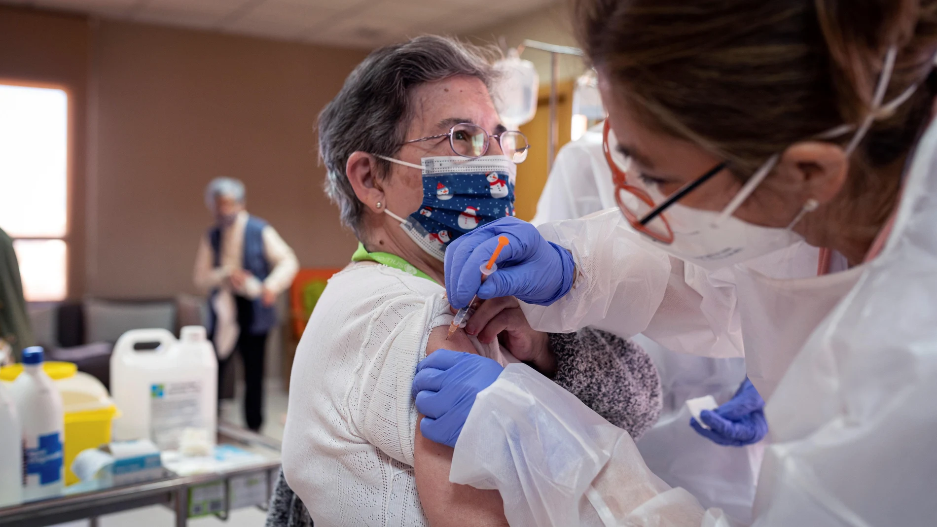 Residentes y trabajadores de la Residencia Domusvi de Alcalá de Henares recibían ayer la primera dosis de la vacuna contra el Covid19