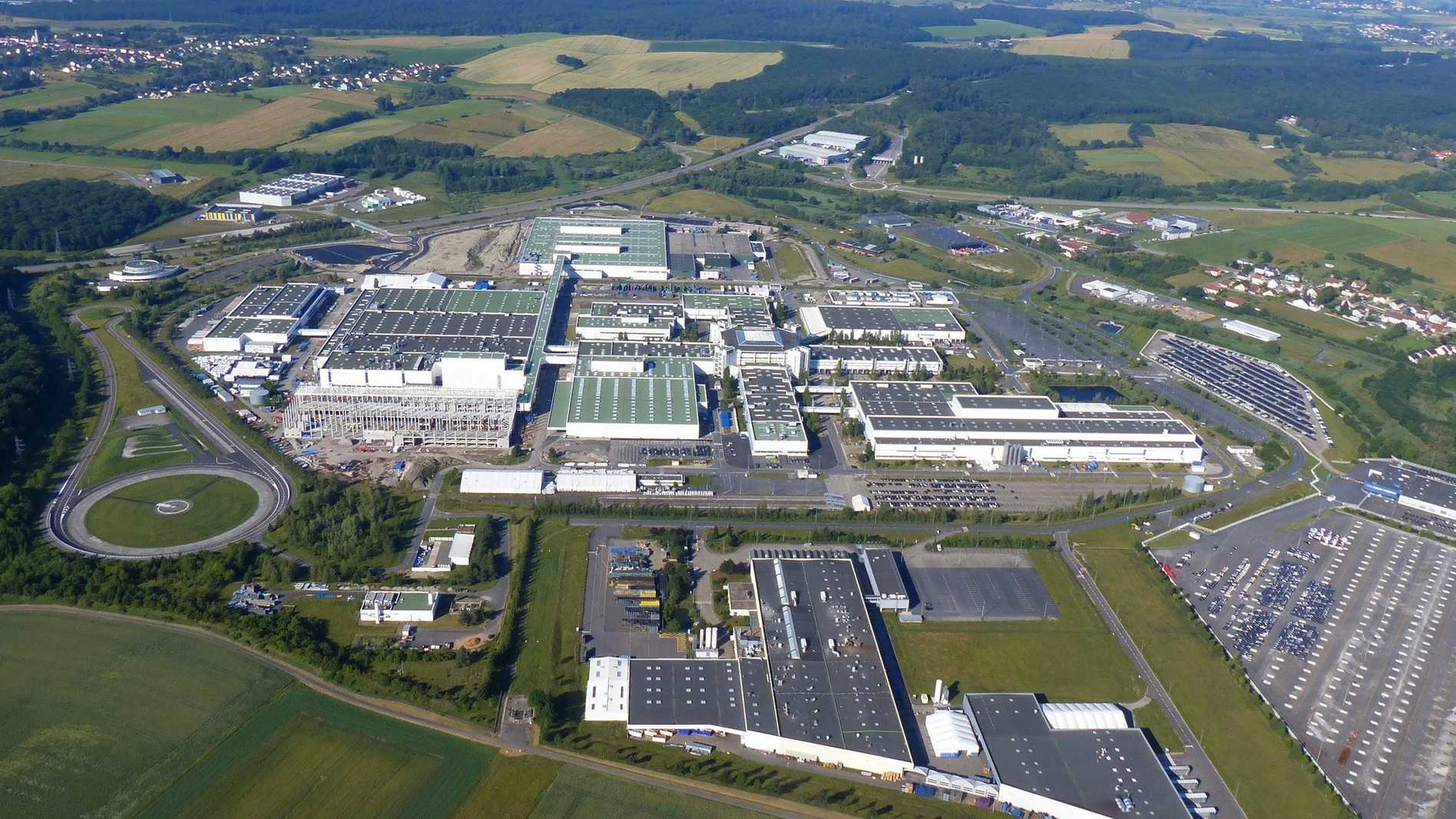 Mercedes-Benz AG und INEOS Automotive haben entsprechende Vereinbarungen zum Verkauf des Werks Hambach in Frankreich unterzeichnet. Die Produktion der aktuellen zweisitzigen smart EQ Elektrofahrzeuge im Werk Hambach wird fortgesetzt.Mercedes-Benz AG and INEOS Automotive have signed corresponding agreements for the sale of the Hambach plant in France. Production of the current two-seat smart EQ electric vehicles continues at the Hambach plant.