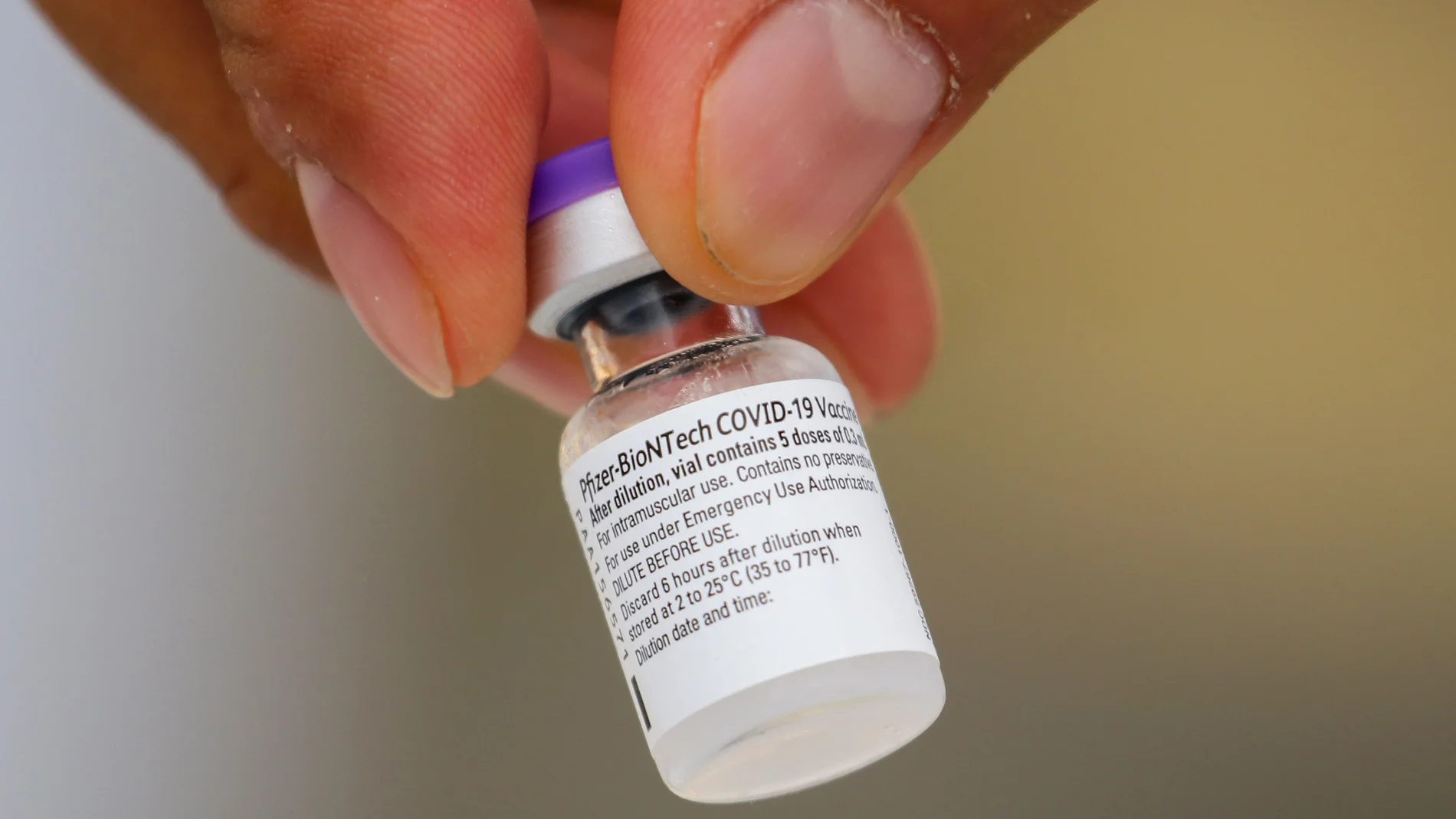 Detalle de la vacuna Pfizer-BioNTech contra la covid-19.