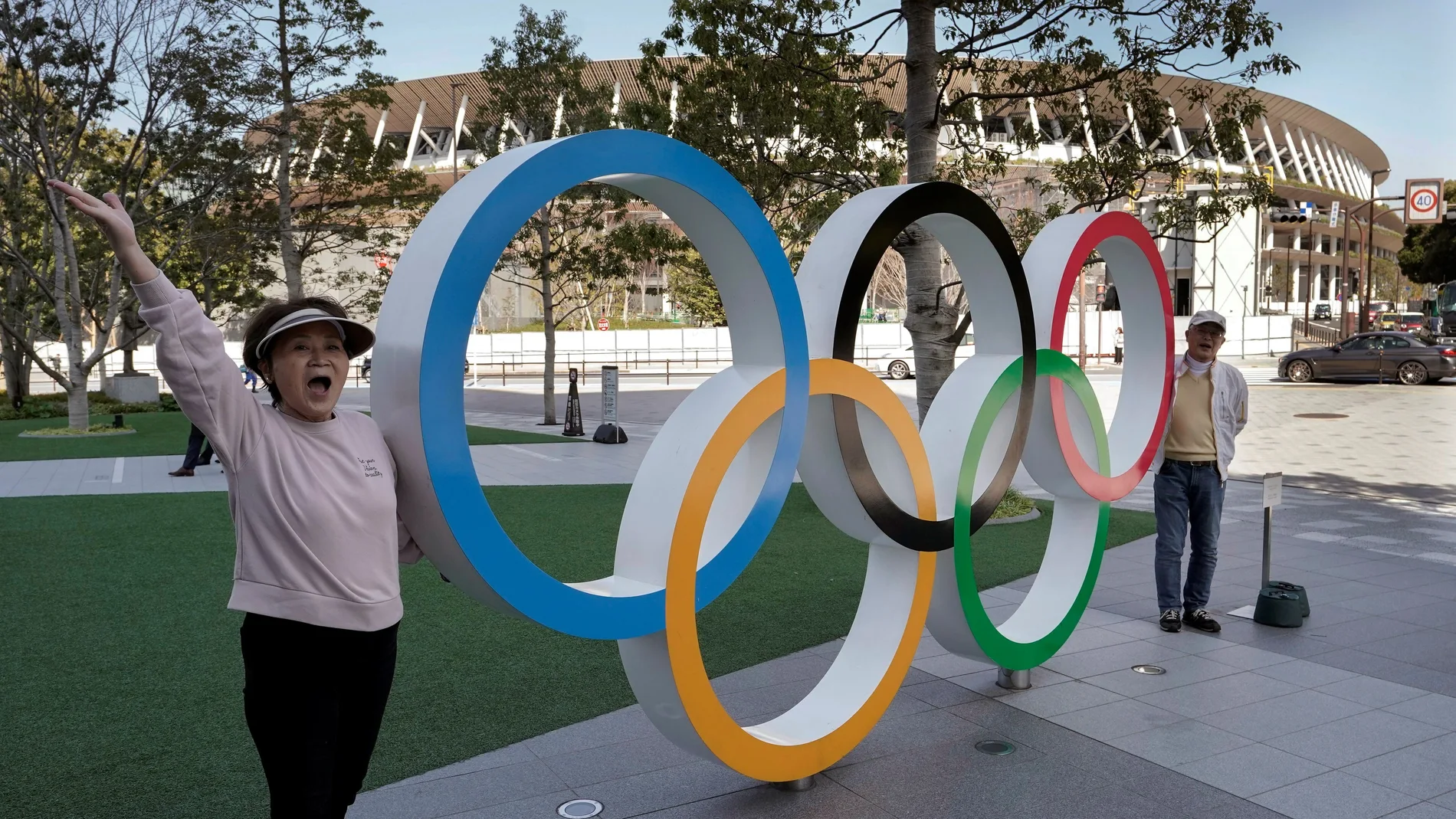 Visitantes posan junto a los Aros Olímpicos cerca al Comite Olímpico de Japón
