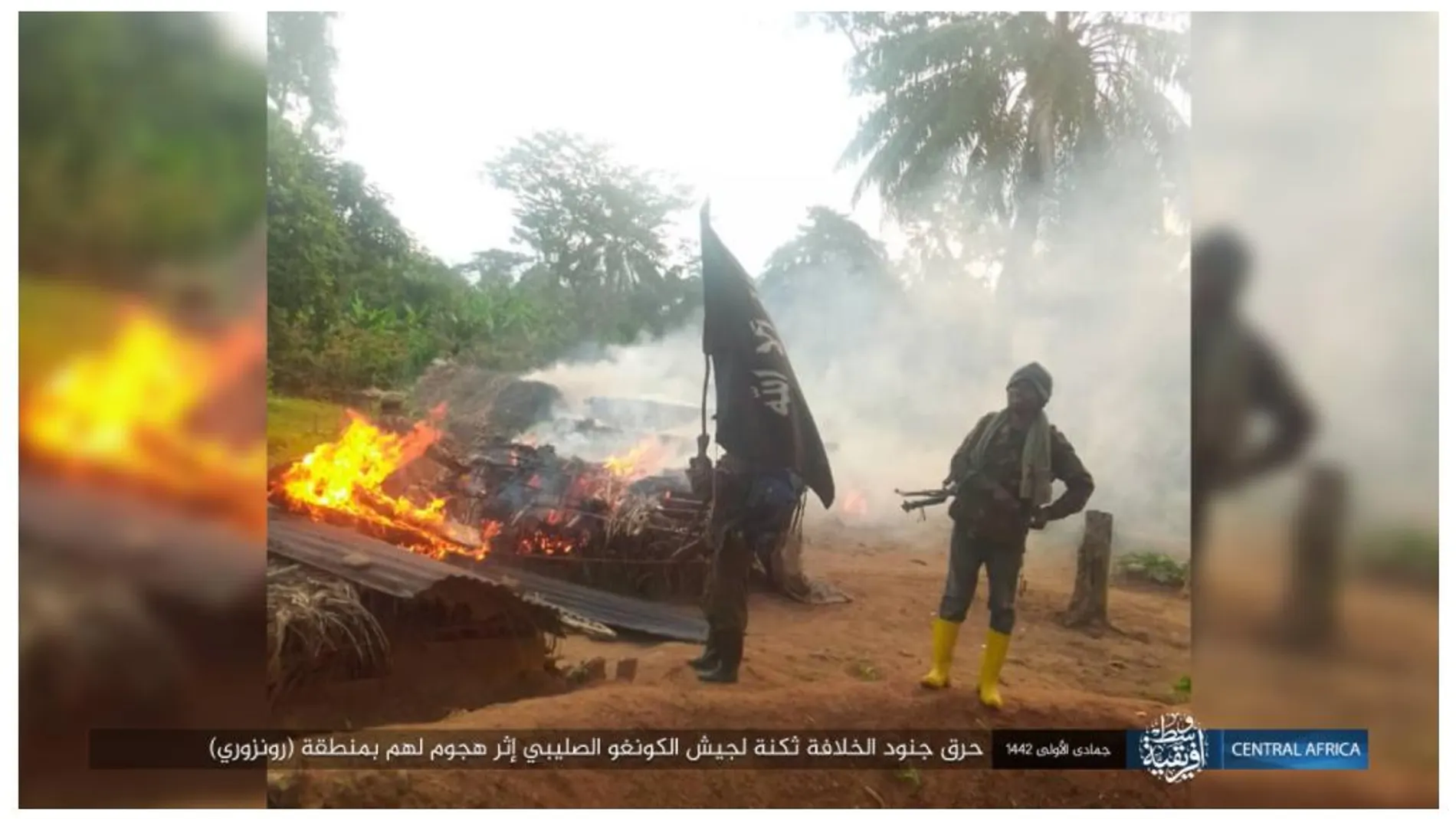 Terroristas de Daesh, con la bandera de la organización, mientras queman un poblado en el Congo