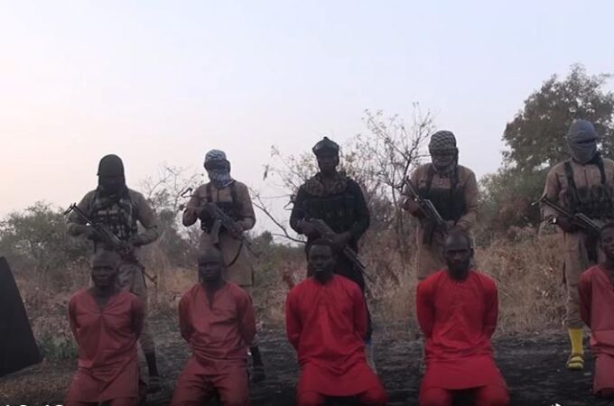 Captura de un vídeo difundido por el Estado Islámico momentos antes de asesinar a varios cristianos