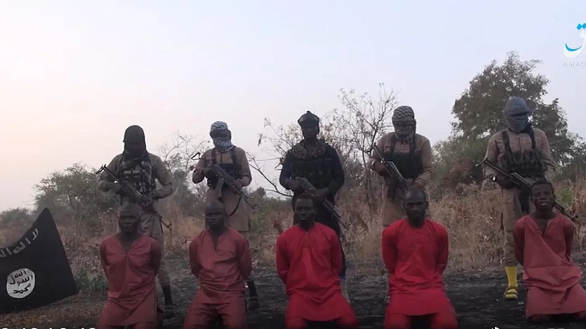 Captura de un vídeo difundido por el Estado Islámico momentos antes de asesinar a varios cristianos
