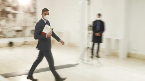 El presidente del Gobierno, Pedro Sánchez, tras la rueda de prensa para en la que ha presentado el primer informe de rendición de cuentas del Gobierno