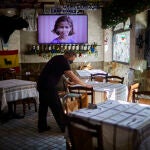 Un restaurante vacío por la pandemia ante la desesperación del propietario