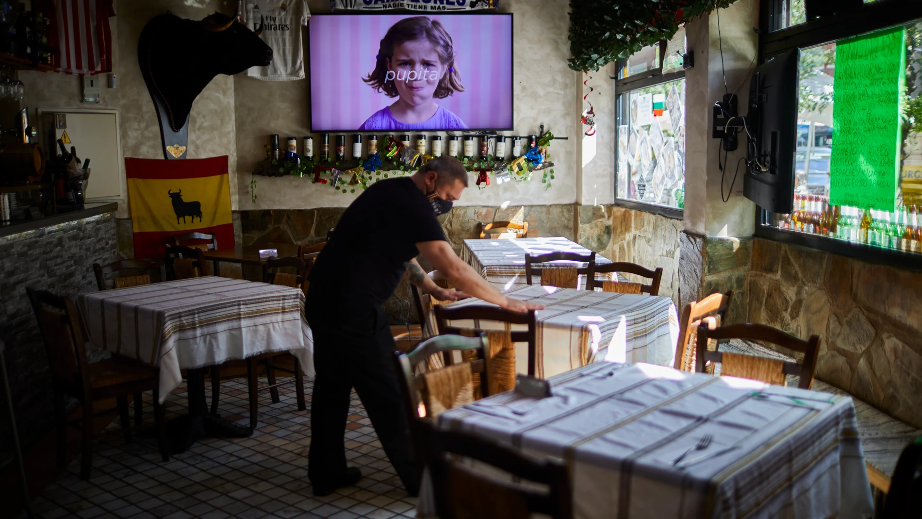 Un restaurante vacío por la pandemia ante la desesperación del propietario
