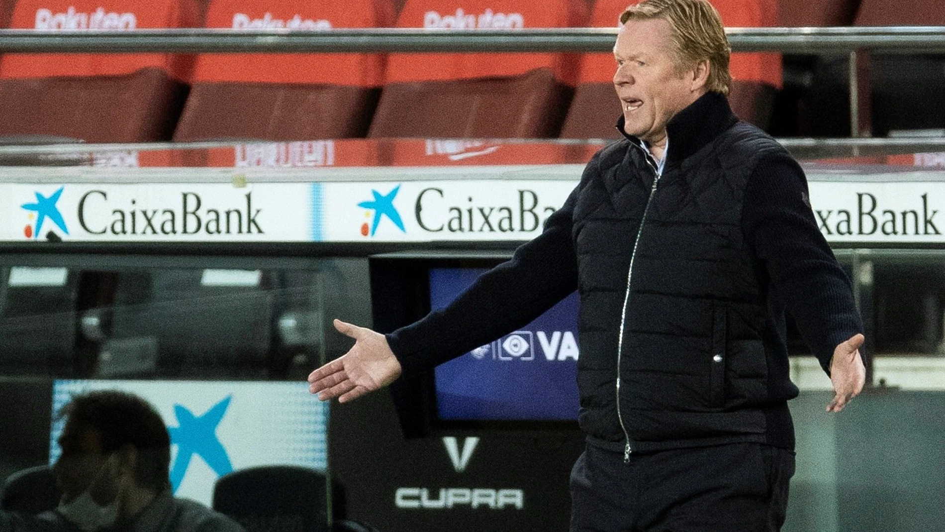 Koeman se lamenta en el banquillo en el partido contra el Eibar