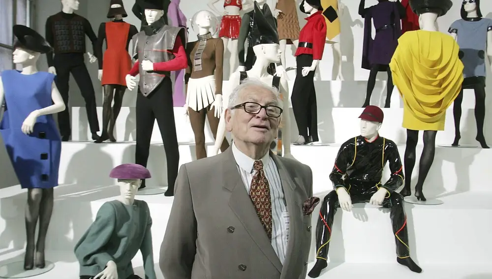 May 3, 2005. El diseñador Pierre Cardin presenta su exhibición &quot;Design and Fashion 1950- 2005&quot; en la academia de las artes de Vienam en Austria.