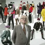 May 3, 2005. El diseñador Pierre Cardin presenta su exhibición &quot;Design and Fashion 1950- 2005&quot; en la academia de las artes de Vienam en Austria.
