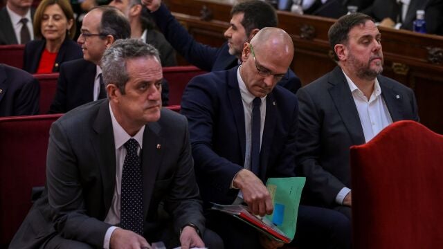 Junqueras, Romeva y Forn (de izda. a dcha.) y el resto de condenados, durante el juicio del "procés" en el Tribunal Supremo