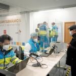 Personal sanitario trabaja en el centro de test de antígenos ubicado en Mercamadrid.