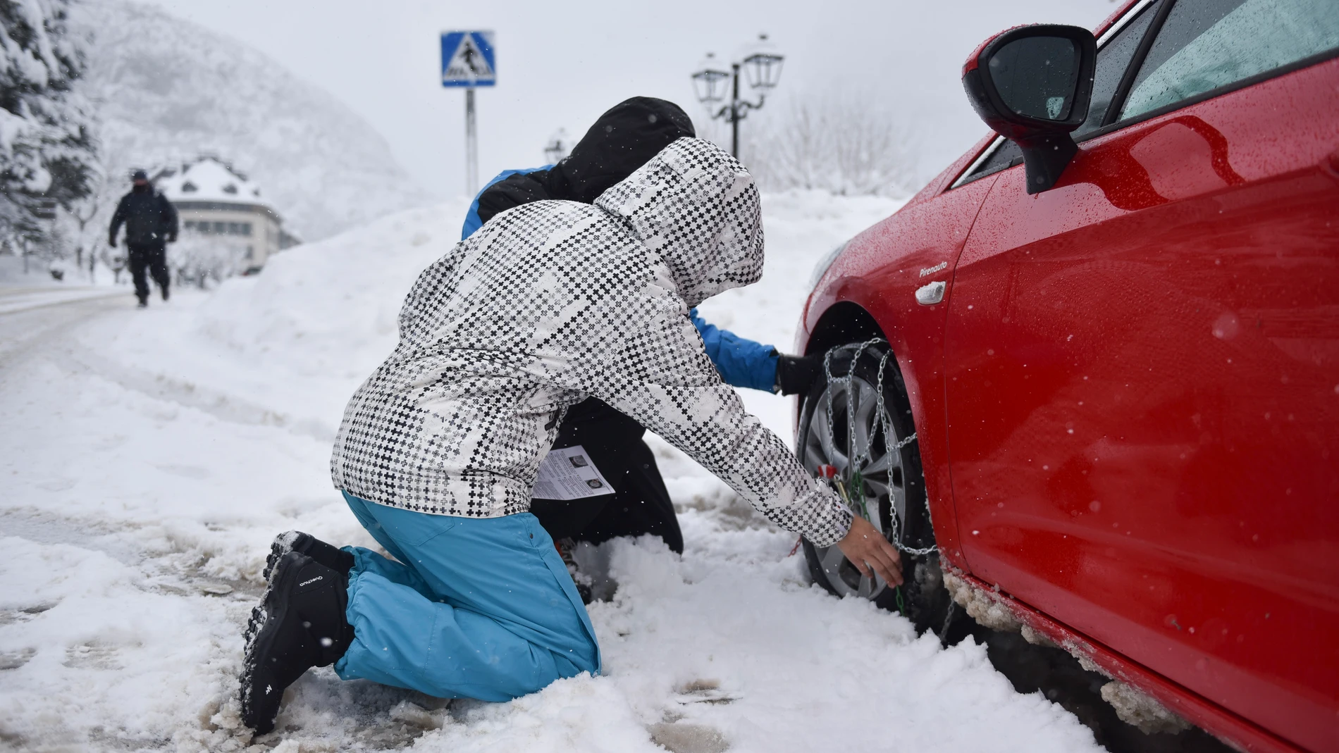 Cómo poner las cadenas en el coche para poder circular durante un temporal  de nieve