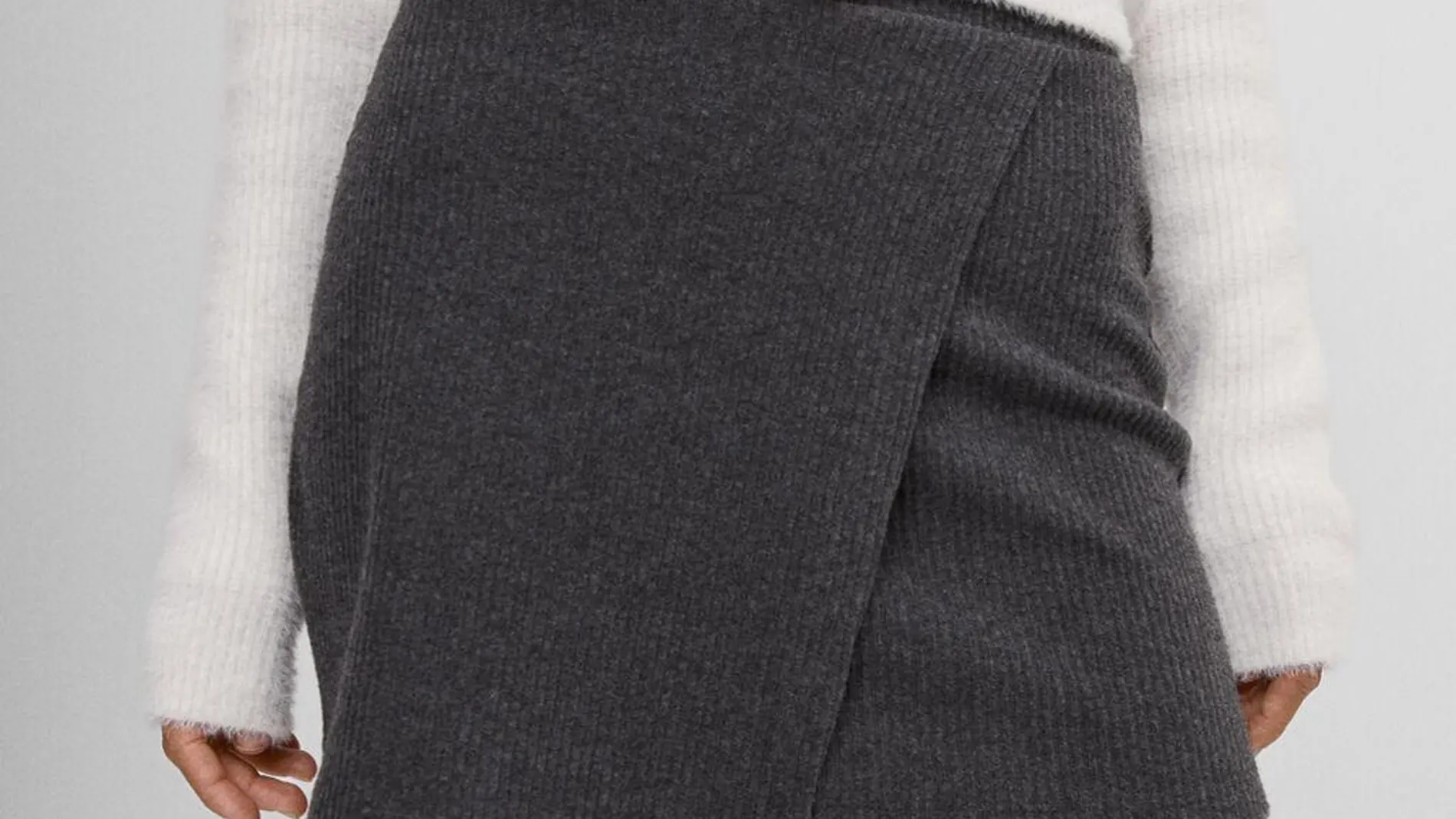 La Vecina Rubia ha encontrado la falda de Bershka perfecta para chicas de 1,60 o menos.