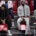 Ja Morant, base de los Memphis Grizzlies (Derecha), con una bota para proteger su tobillo lesionado
