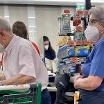 Unos pensionistas compran en una conocida cadena de supermercados