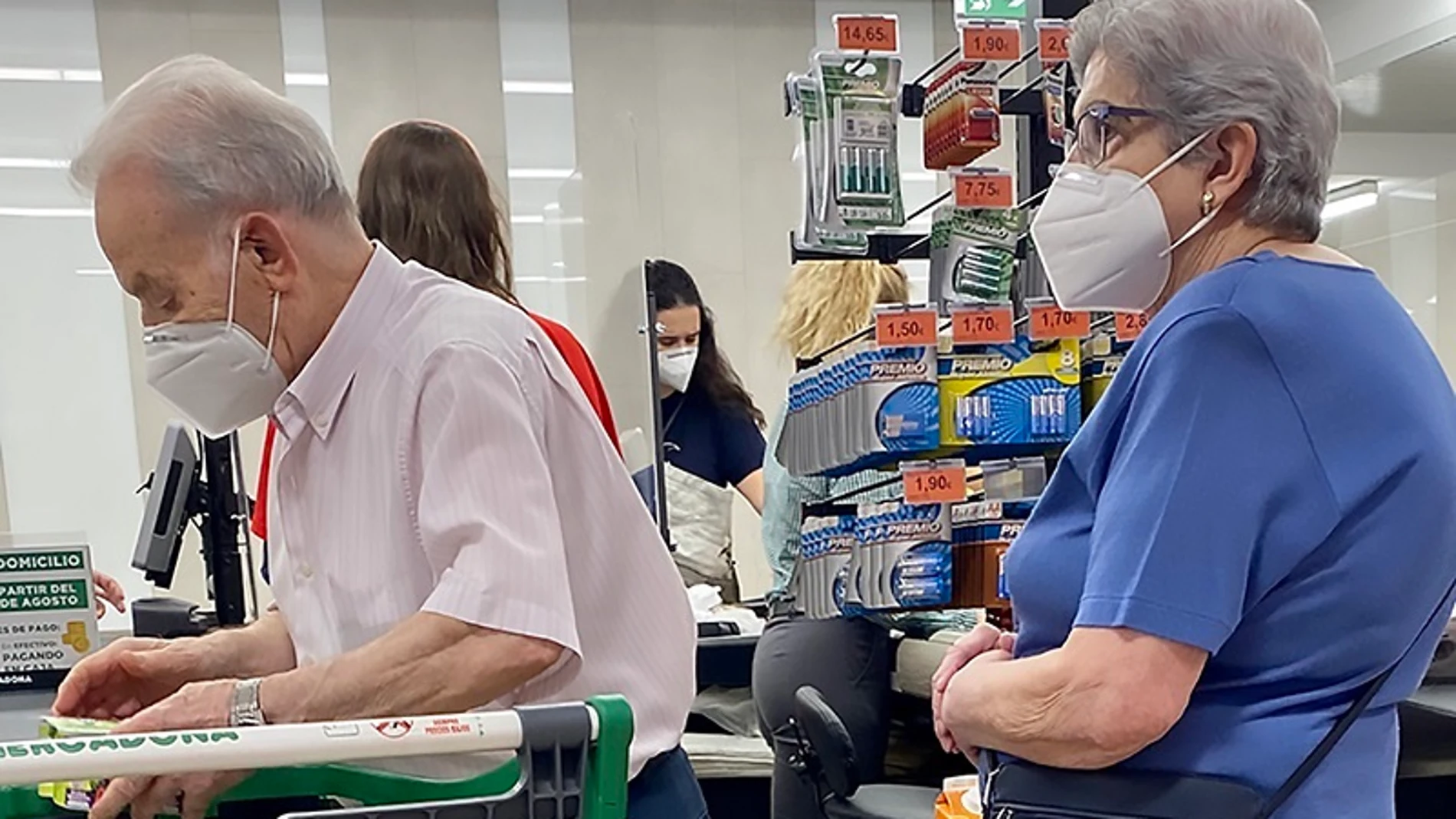Unos pensionistas compran en una conocida cadena de supermercados