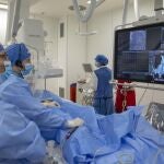 El equipo médico durante una intervención de una arritmia cardíaca en un quirófano informatizado del Centro Médico Teknon