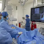 El equipo médico durante una intervención de una arritmia cardíaca en un quirófano informatizado del Centro Médico Teknon