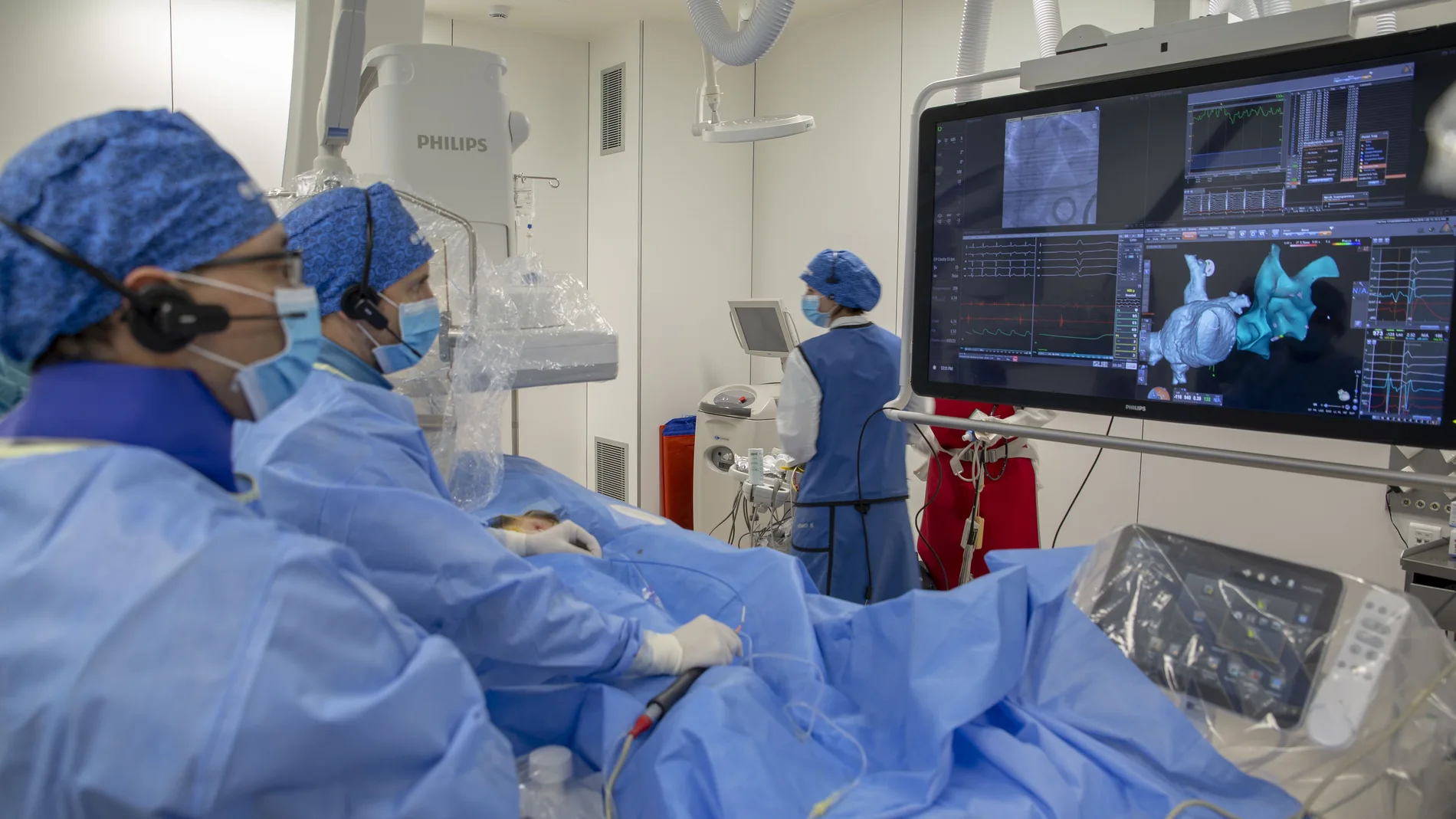 El equipo médico durante una intervención de una arritmia cardíaca en un quirófano informatizado del Centro Médico Teknon