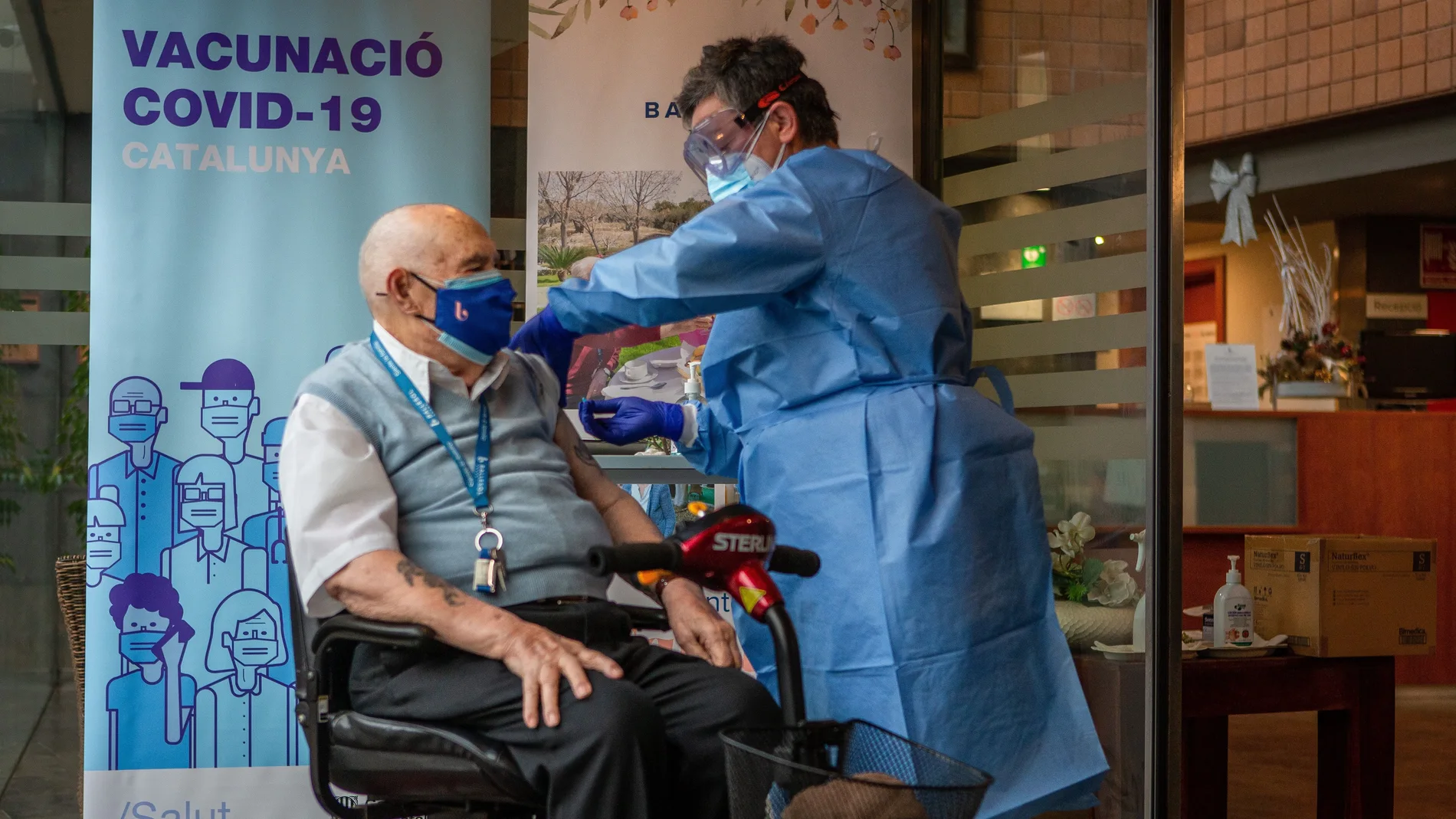 GRAFCAT6563 Badalona (BARCELONA).- Rafael Perea, de 94 años de edad y residente en el Centro de la tercera edad Ballesol de Badalona (Barcelona), fue el primero al que se le ha administrado la vacuna Pfizer contra el coronaviurs en la ciudad de Badalona
