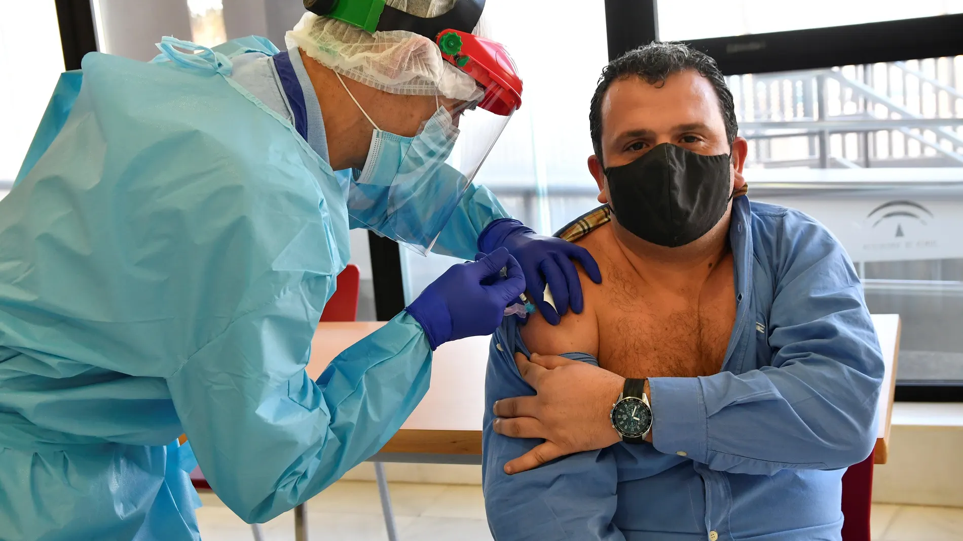 Un sanitario de la Residencia de Mayores de El Zapillo en Almería, recibe la vacuna para la COVID-19