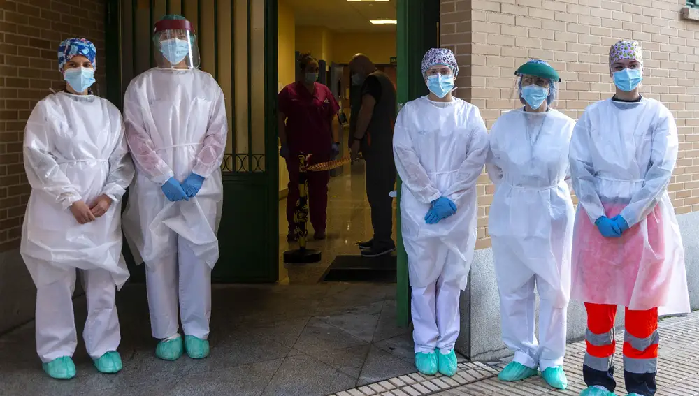 Equipo de sanitarios en la residencia de ancianos San Rafael, donde se inicia el proceso de vacunación en Salamanca