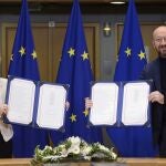 La presidenta de la Comisión Europea, Ursula von der Leyen, y el presidente del Consejo Europeo, Charles Michel, muestran la firma del Acuerdo de Comercio y Cooperación UE-Reino Unido en la sede del Consejo Europeo en Bruselas, el miércoles 30 de diciembre de 2020