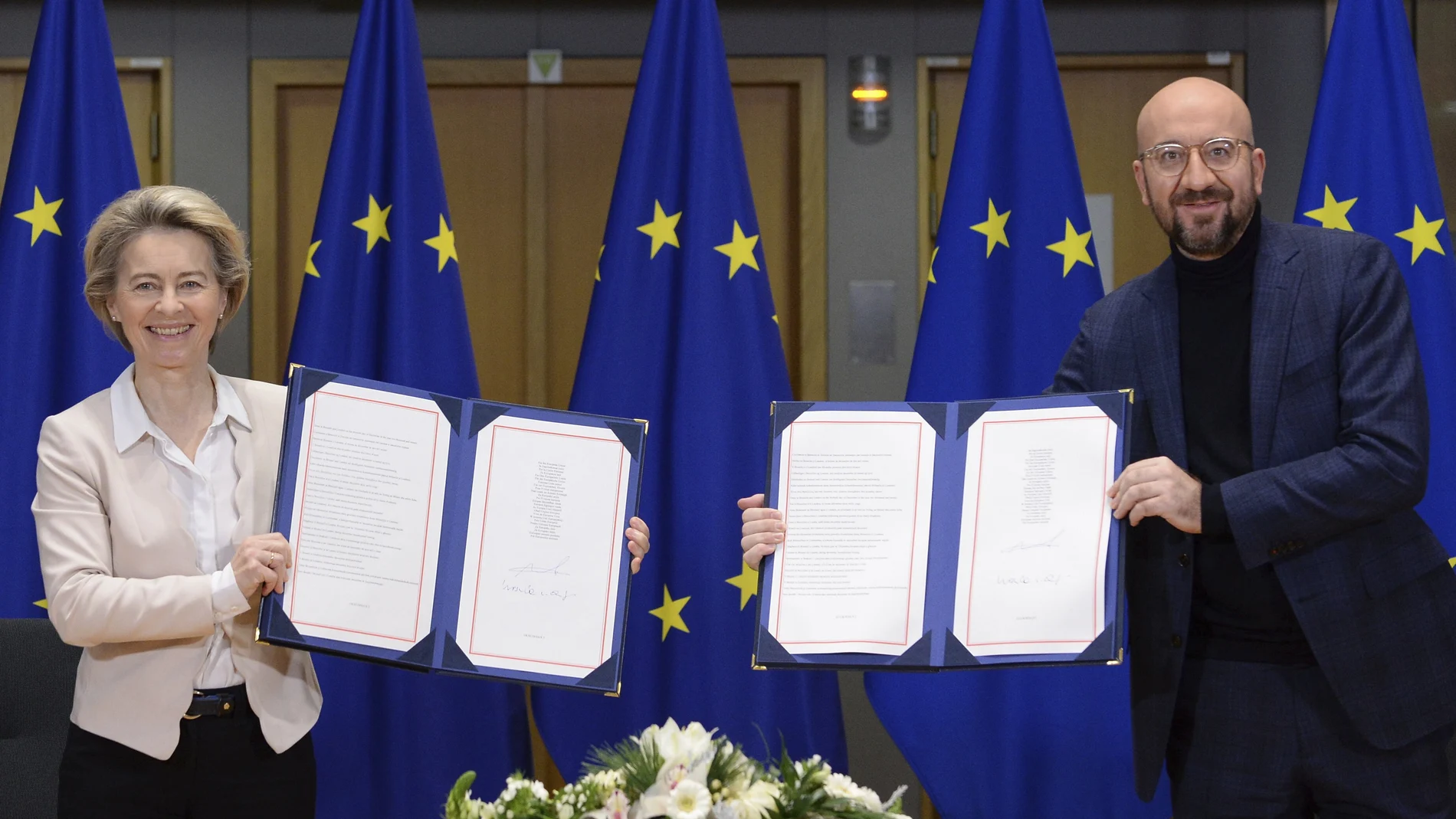 La presidenta de la Comisión Europea, Ursula von der Leyen, y el presidente del Consejo Europeo, Charles Michel, muestran la firma del Acuerdo de Comercio y Cooperación UE-Reino Unido en la sede del Consejo Europeo en Bruselas, el miércoles 30 de diciembre de 2020