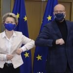 La presidenta de la Comisión Europea, Ursula von der Leyen, a la izquierda, y el presidente del Consejo Europeo, Charles Michel en la sede del Consejo Europeo en Bruselas