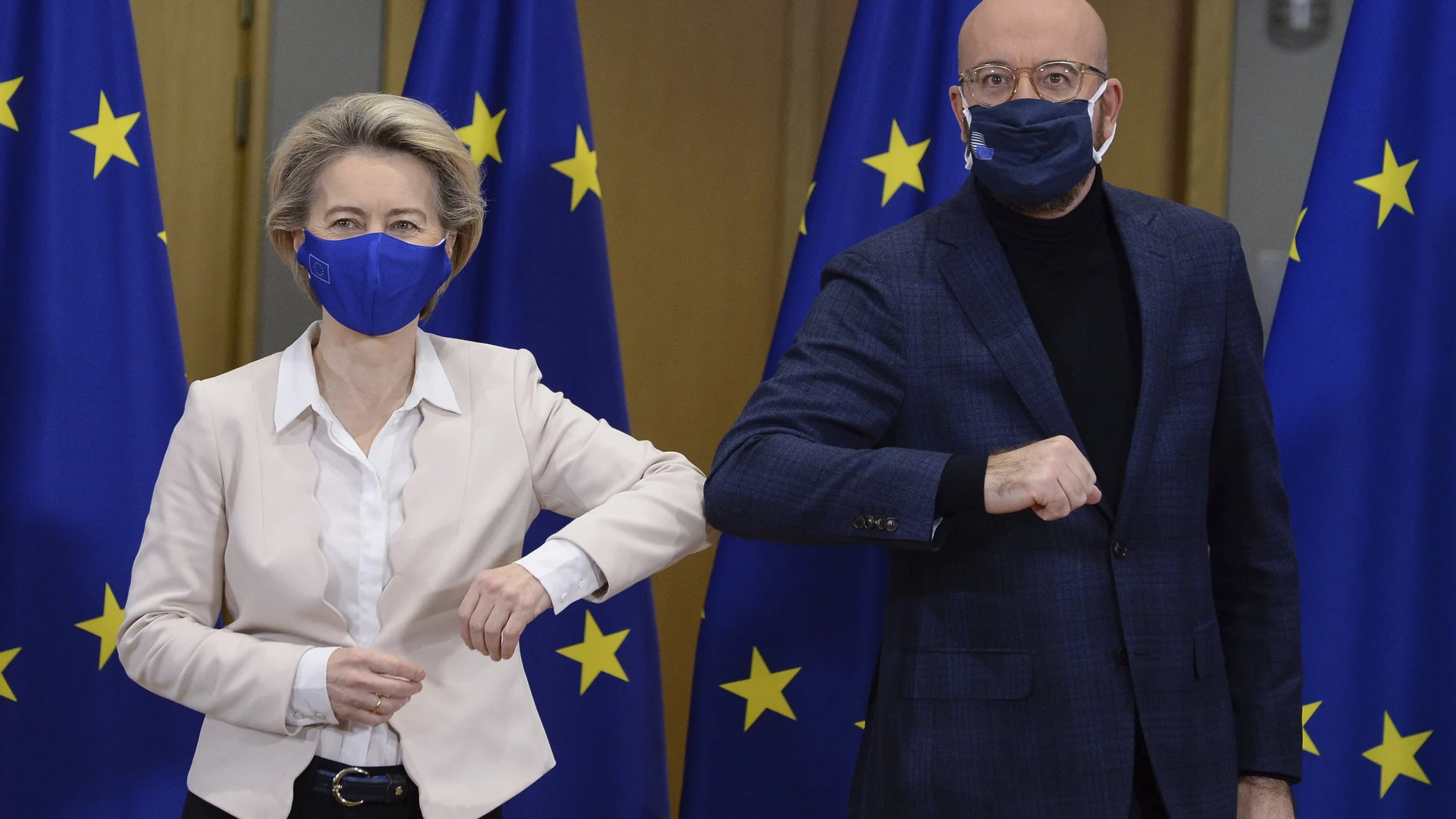La presidenta de la Comisión Europea, Ursula von der Leyen, a la izquierda, y el presidente del Consejo Europeo, Charles Michel en la sede del Consejo Europeo en Bruselas