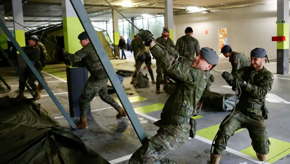 Militares instalan carpas en el parking del Hospital Universitario Central de Asturias
