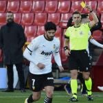 El árbitro Adrián Cordero y el jugador del Valencia Gonzalo Guedes.