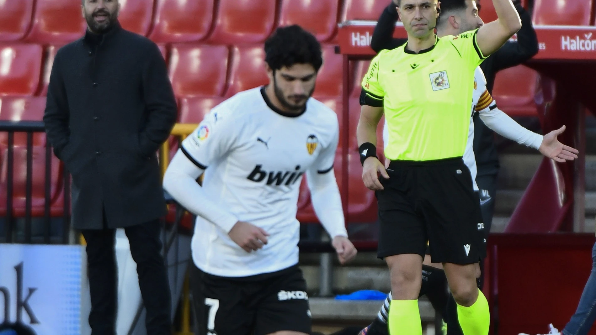 El árbitro Adrián Cordero y el jugador del Valencia Gonzalo Guedes.
