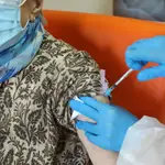 Vacunación en una residencia de ancianos en Alcalá de Henares