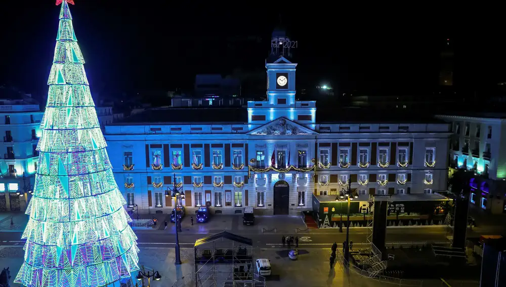 GRAF3722. MADRID, 30/12/2020. Imagen de la Puerta del Sol de Madrid hoy Miércoles, cerrada ante la prohibición de la tradicional celebración que se suceden todos los años en la víspera de las campanadas de Fin de Año. EFE/Emilio Naranjo.