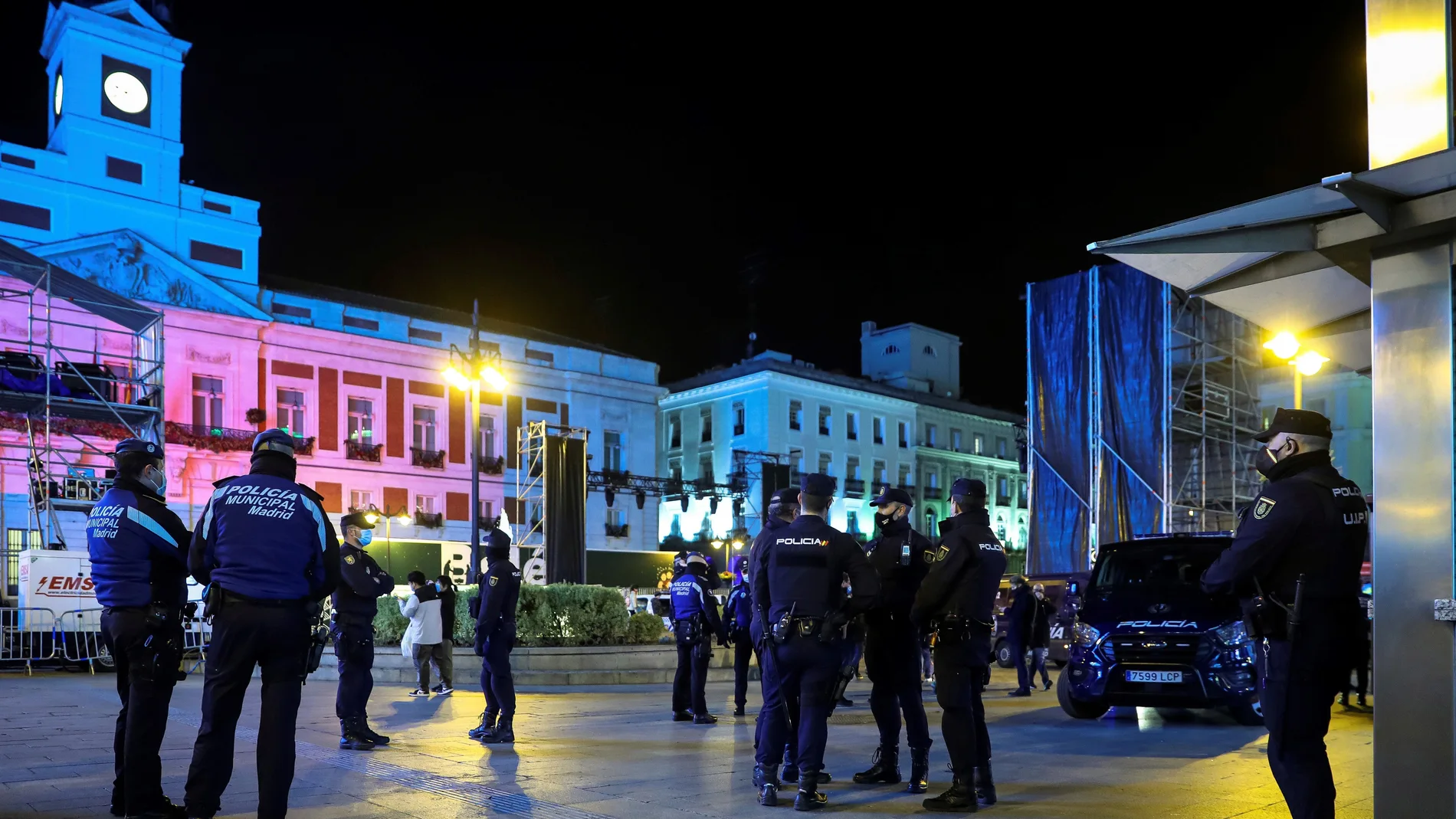 Miembros de la Policía Nacional preparan el dispositivo para esta noche