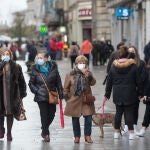 Gente paseando por la Rua de Conde Pallares en Lugo