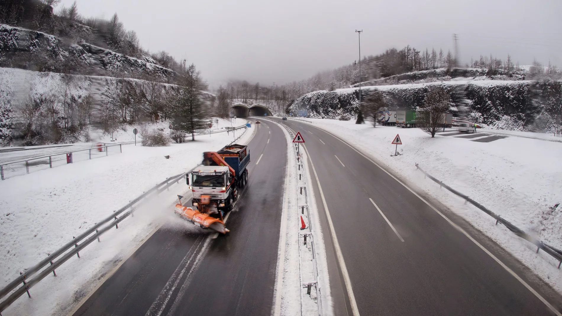 GRAF3504. PAMPLONA (NAVARRA), Un quitanieves retira la nieve acumulada en la autovía de Leitzaran (A-15) EFE/Villar López