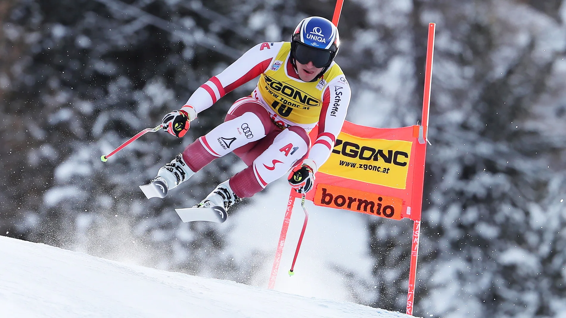 Matthias Mayer de Austria acelera por la pendiente durante la carrera de descenso masculina de la Copa del Mundo de Esquí Alpino de la FIS en Bormio (Italia), 30 de diciembre de 2020. (Italia) EFE/EPA/ANDREA SOLERO