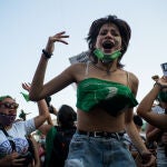 Una mujer participa en una movilización a favor de la legalización del aborto en Argentina