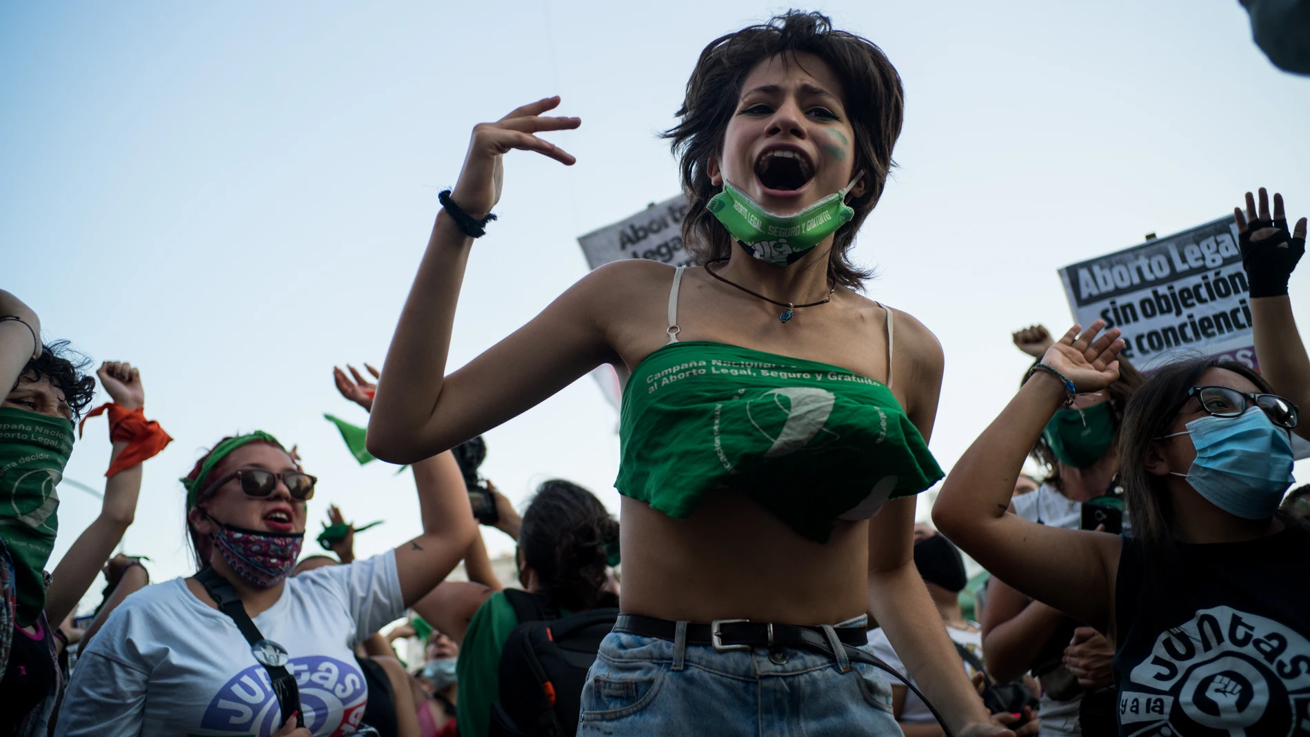 Una mujer participa en una movilización a favor de la legalización del aborto en Argentina
