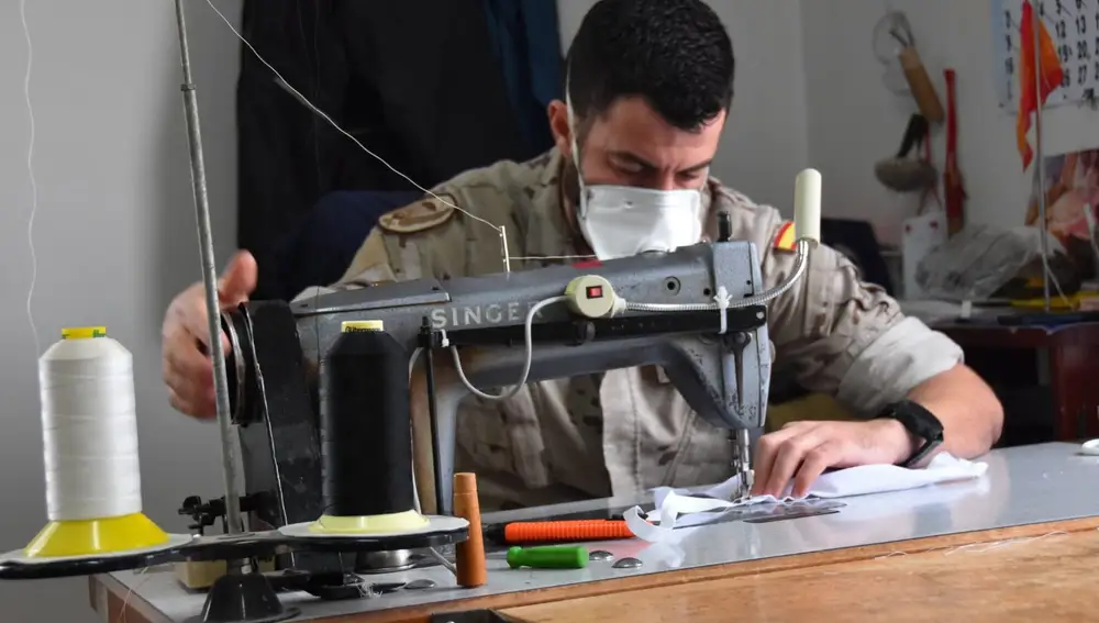 Los efectivos de la Escuela de Paracaidismo del Ejército del Aire de Murcia colaboraron fabricando mascarillas