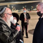 El primer ministro, Benjamin Netanyahu, recibe a Jonathan y Esther Pollard a su llegada a Israel