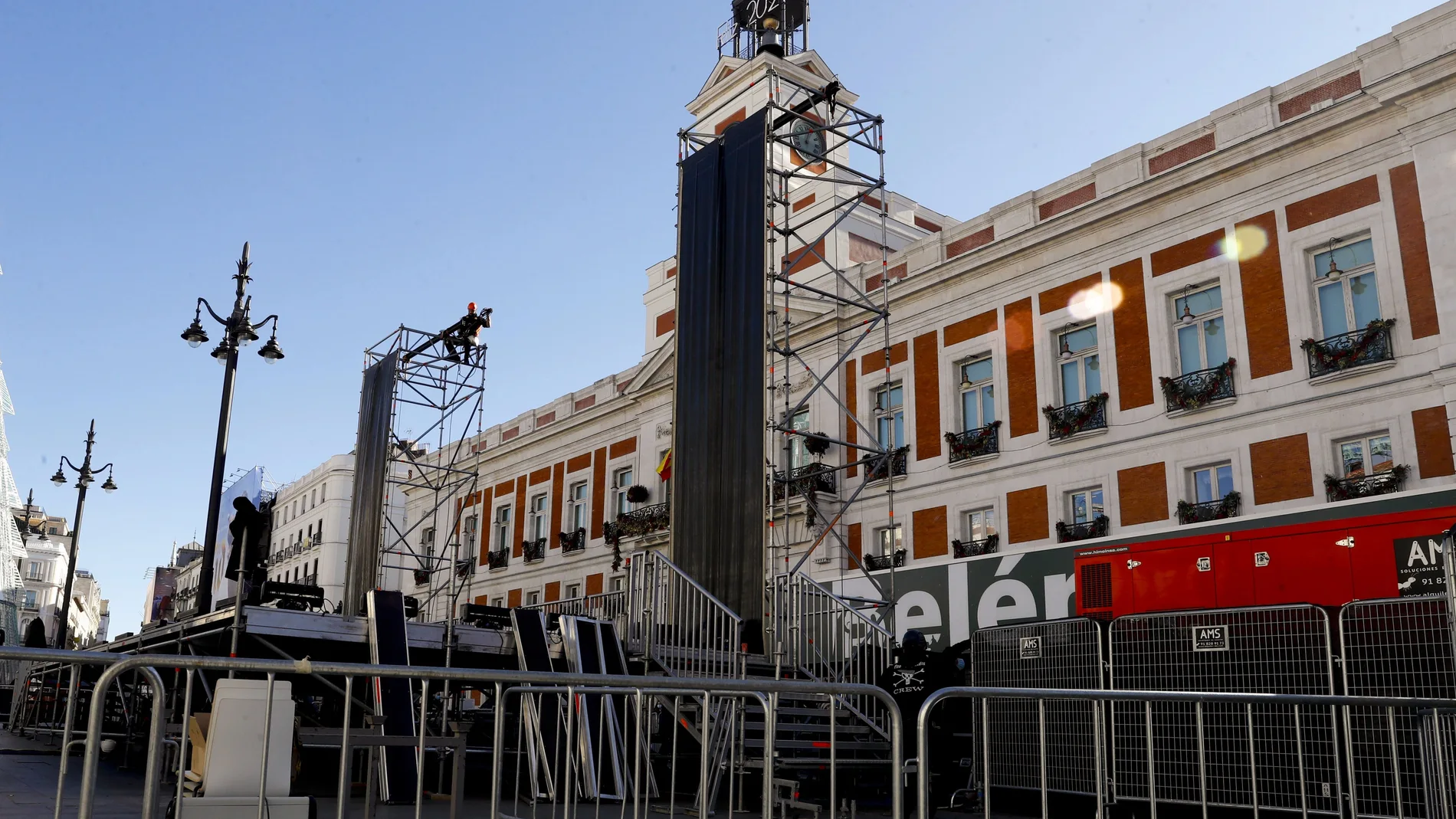 Vista de la Puerta del Sol en Madrid donde se ultiman los preparativos para una atípica Nochevieja, este miércoles