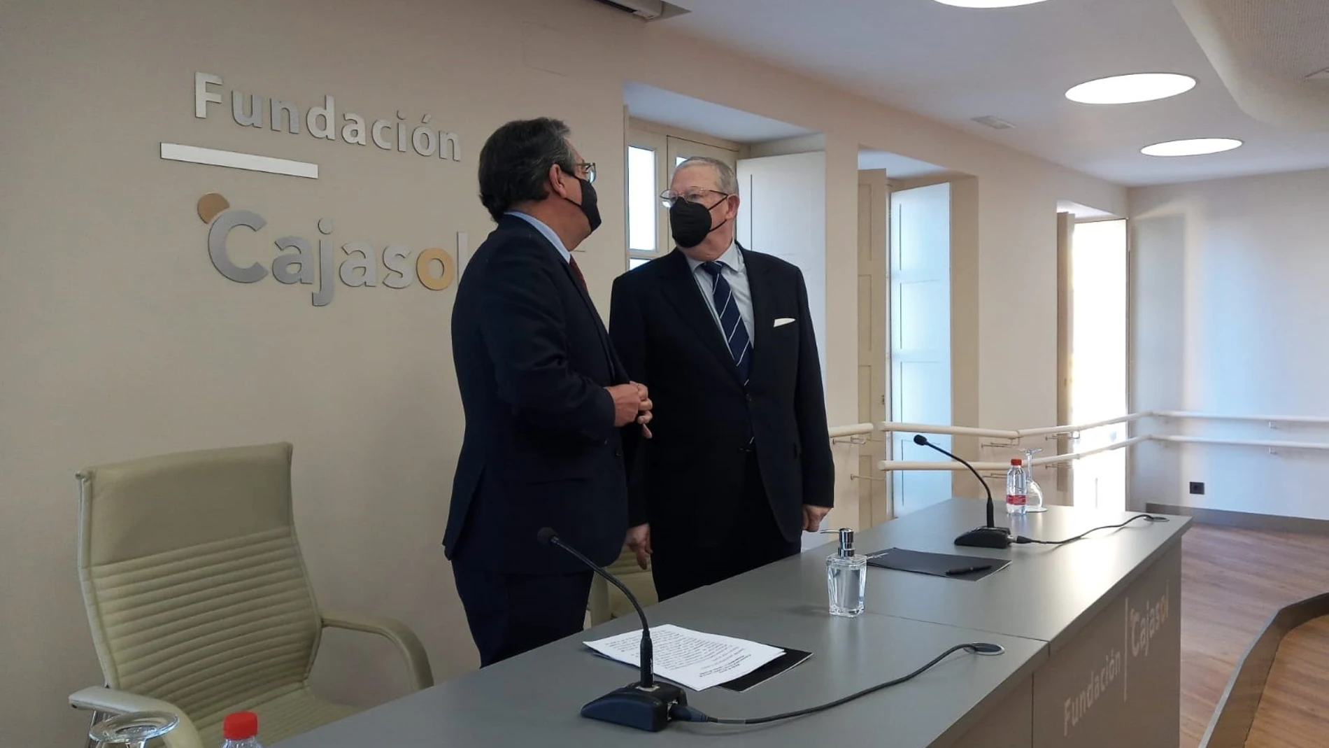 Los presidente de la Fundación Cajasol y del Consejo de Hermandades de Sevilla