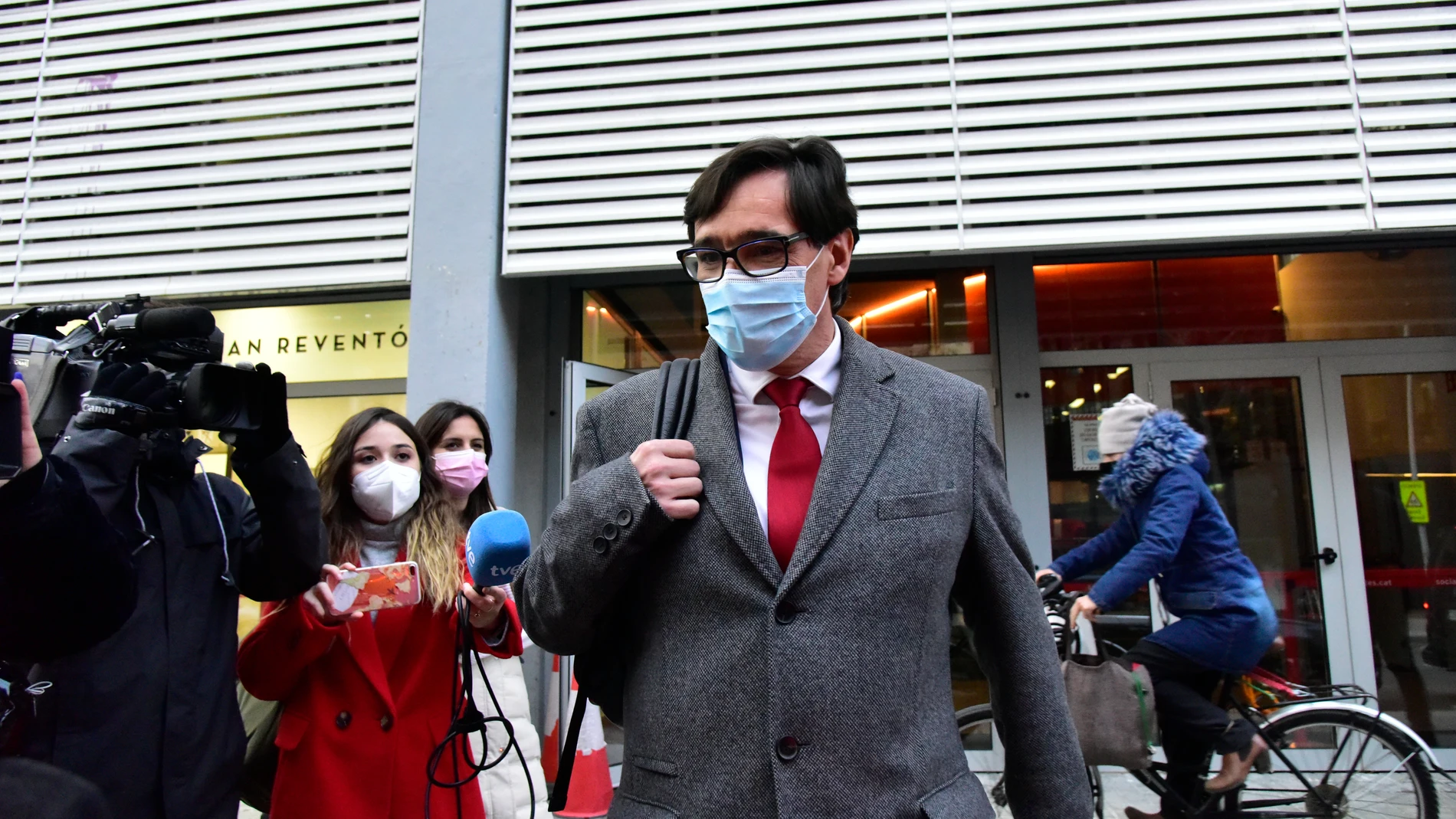 El ministro de Sanidad, Salvador Illa sale de la sede del PSC Catalunya, en la calle Pallars, para dirigirse a la sede del PSC Barcelona, en Barcelona