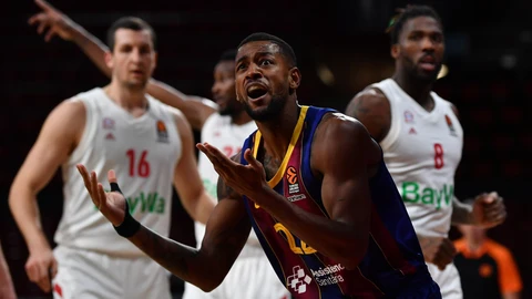 Higgins protesta a los árbitros en la derrota del Barça en Múnich