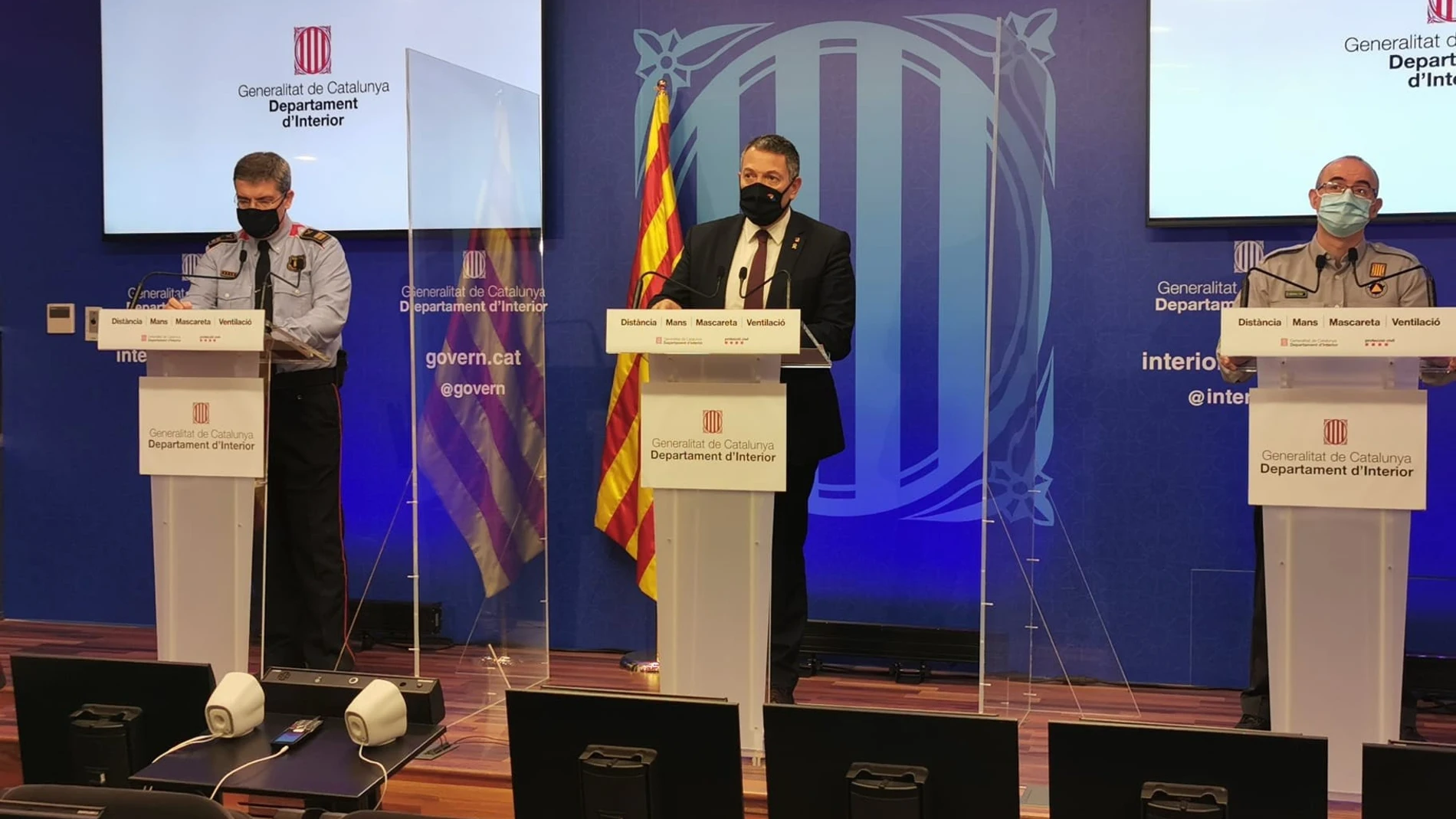 El conseller de Interior, Miquel Sàmper, este jueves en rueda de prensa junto al comisario de Mossos David Boneta y al subdirector de Protección Civil, Sergio Delgado. DEPARTAMENT D'INTERIOR DE LA GENERALITAT